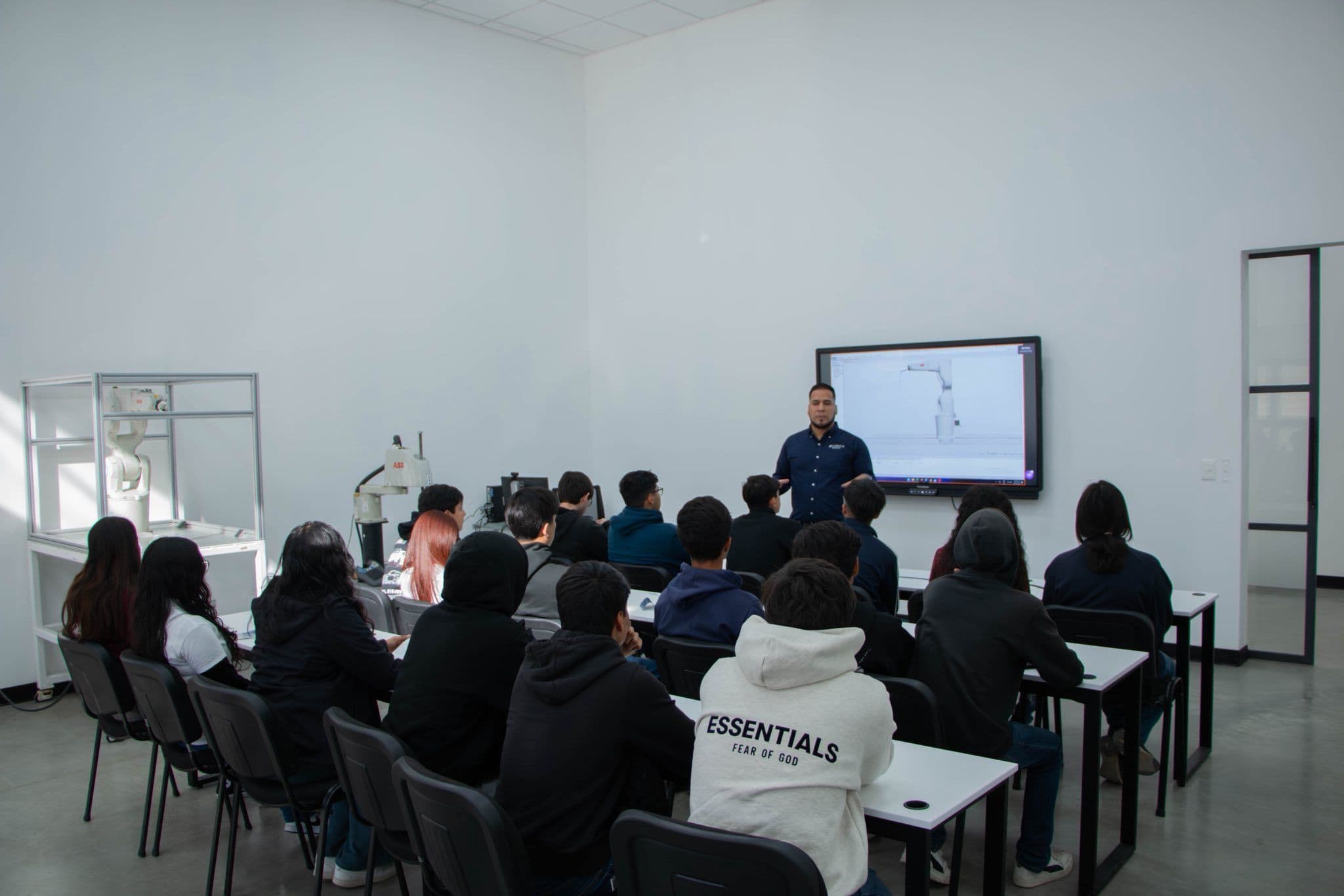 4 campus en BC · +3,200 alumnos
