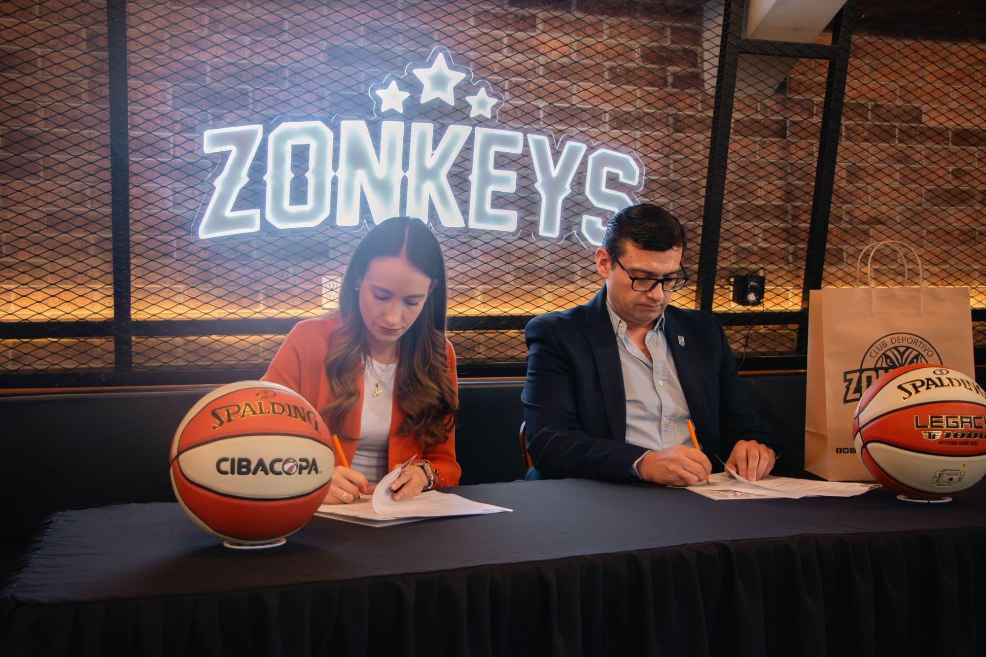 Firma de convenio con Zonkeys